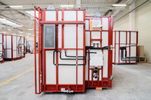 Vorgefertigtes Badmodul mit verlegter Wasser- und Abwasserinstallation am Rahmen, in der Produktionshalle.
