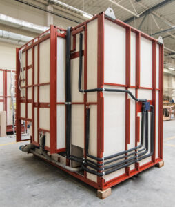 Seite eines vorgefertigten Badmoduls mit verlegter Abwasserinstallation.