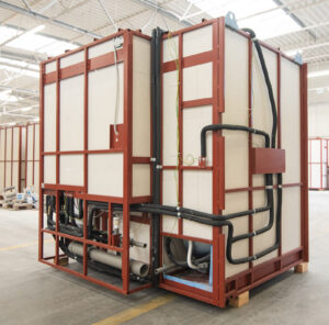 Vorgefertigtes Badmodul mit sichtbarem Verteiler und Sanitärinstallation unter dem Boden.