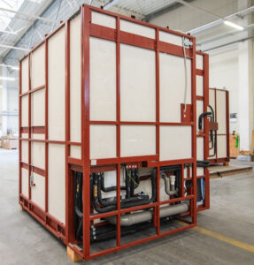 Vorgefertigtes Badmodul mit kompletter Installation auf Stahlrahmen in der Domczar-Halle.