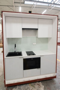 Vorgefertigtes Küchenmodul von Domczar mit Einbauten, Spüle, Induktionskochfeld und Backofen.