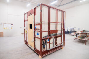 Vorgefertigtes Badmodul mit OSB-Tür und Installation unter dem Boden.